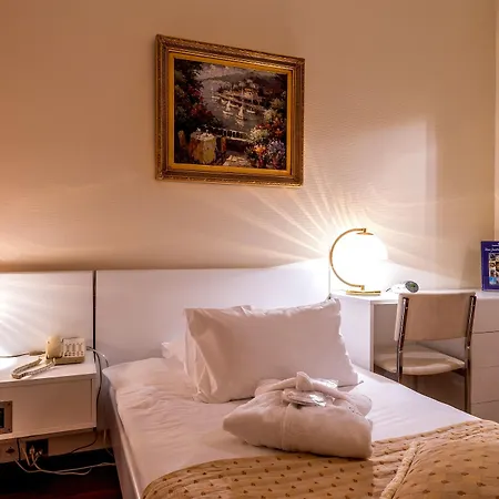 Hotel Century 4*